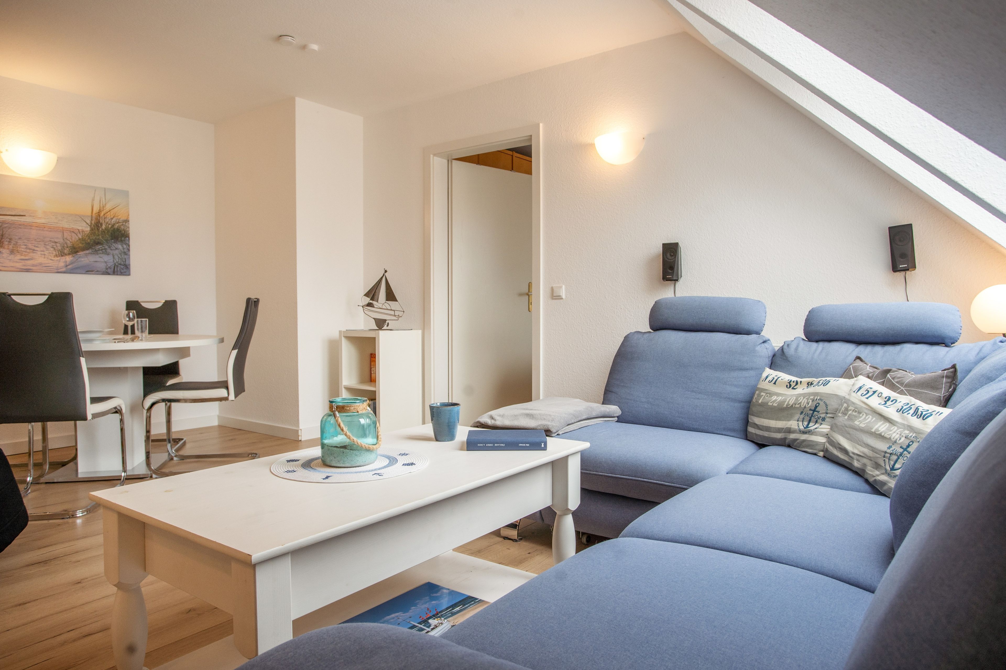 Un salon moderne avec un canapé, une table basse et un bureau.