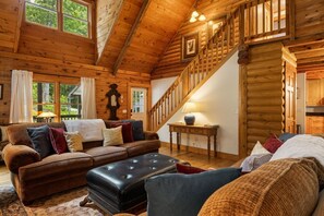 TV, books - Highlands Cabin Retreat w Deck & Fire Pit! (Cullowhee)
