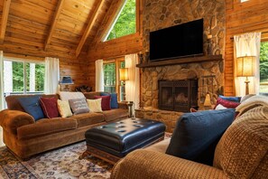 TV, books - Highlands Cabin Retreat w Deck & Fire Pit! (Cullowhee)