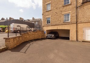 Exterior - Elegant New Town festival living with two bedrooms, two bathrooms, parking and stylish interiors. (Edinburgh)