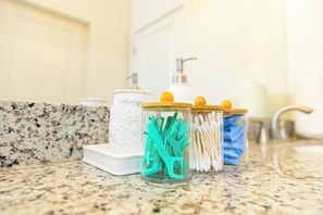 Hair dryer, towels, soap, toilet paper - Stylish Stay in the Heart of Atlanta (Atlanta)