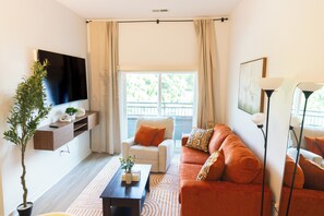 Living area - Stylish Stay in the Heart of Atlanta (Atlanta)