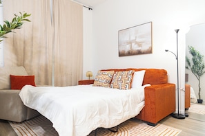 1 bedroom, iron/ironing board, WiFi, bed sheets - Stylish Stay in the Heart of Atlanta (Atlanta)
