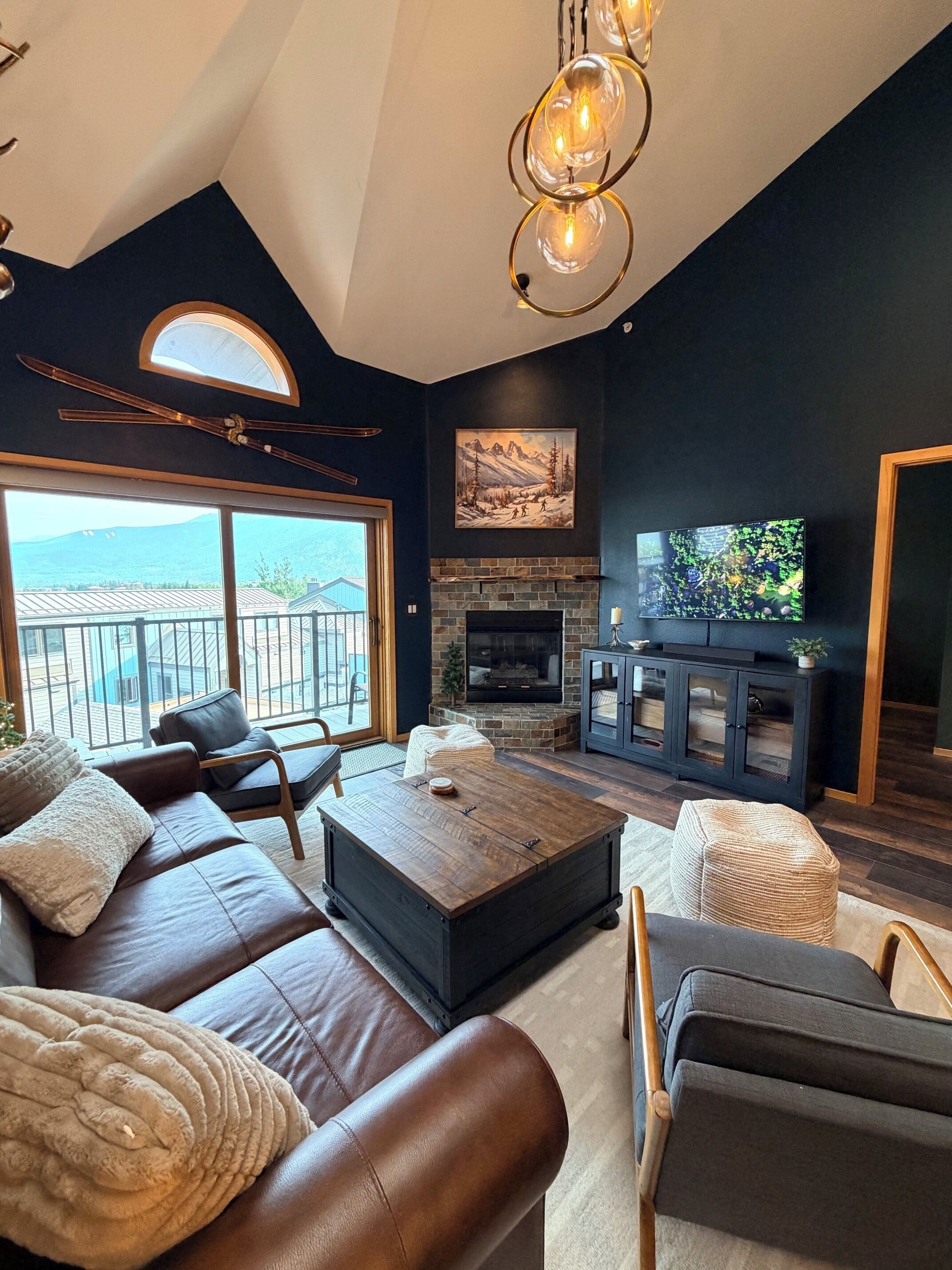 Smart TV, fireplace