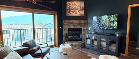 Smart TV, fireplace