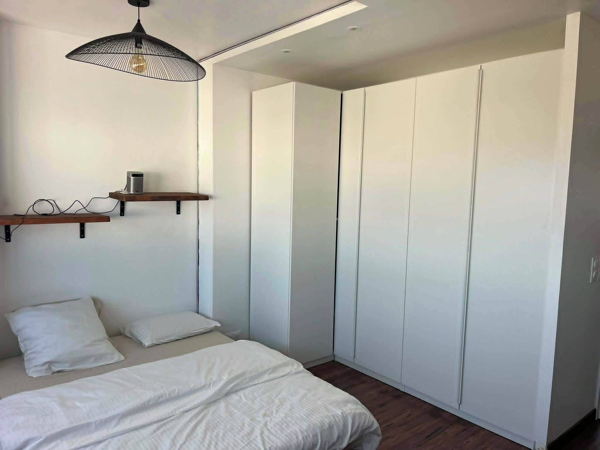 3 bedrooms, iron/ironing board, internet, bed sheets