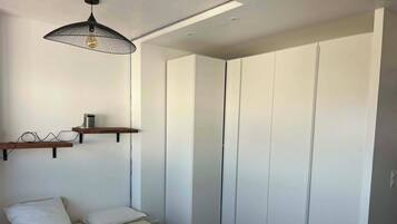 3 bedrooms, iron/ironing board, internet, bed sheets