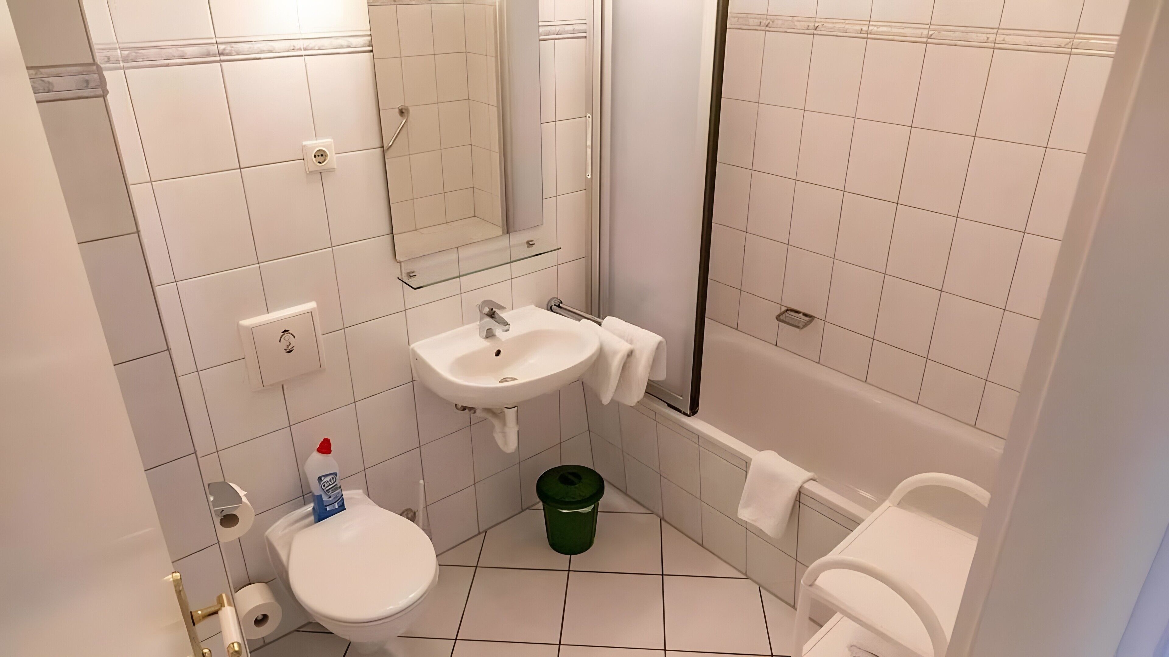 Un bany petit amb vàter, rentapel i banyera.