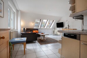 A modern apartment with a kitchen, dining area, and living room. - Apartment 'Ostseezauber' 75 m², 3 Rooms, Balcony, up to 4 Guests (Zempin)