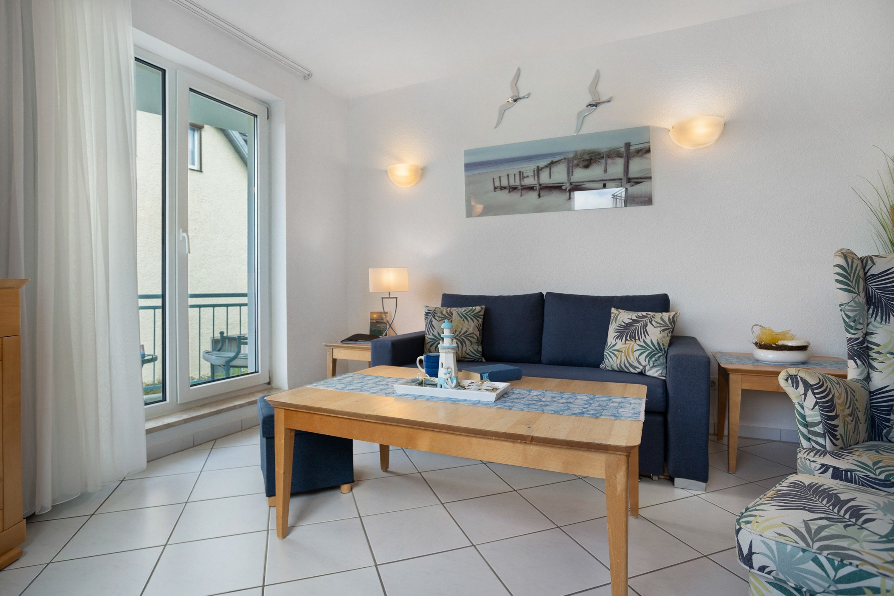 Ein modernes Wohnzimmer mit einer Couch, einem Couchtisch und einem Gemälde an der Wand.