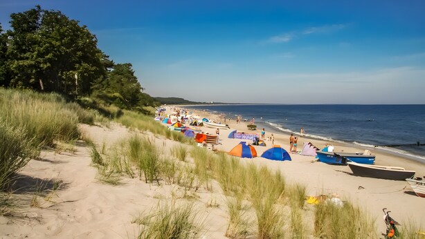 A beach with tents, boats, and a grassy path. - Apartment 'Lotte' with Wi-Fi (Zempin)
