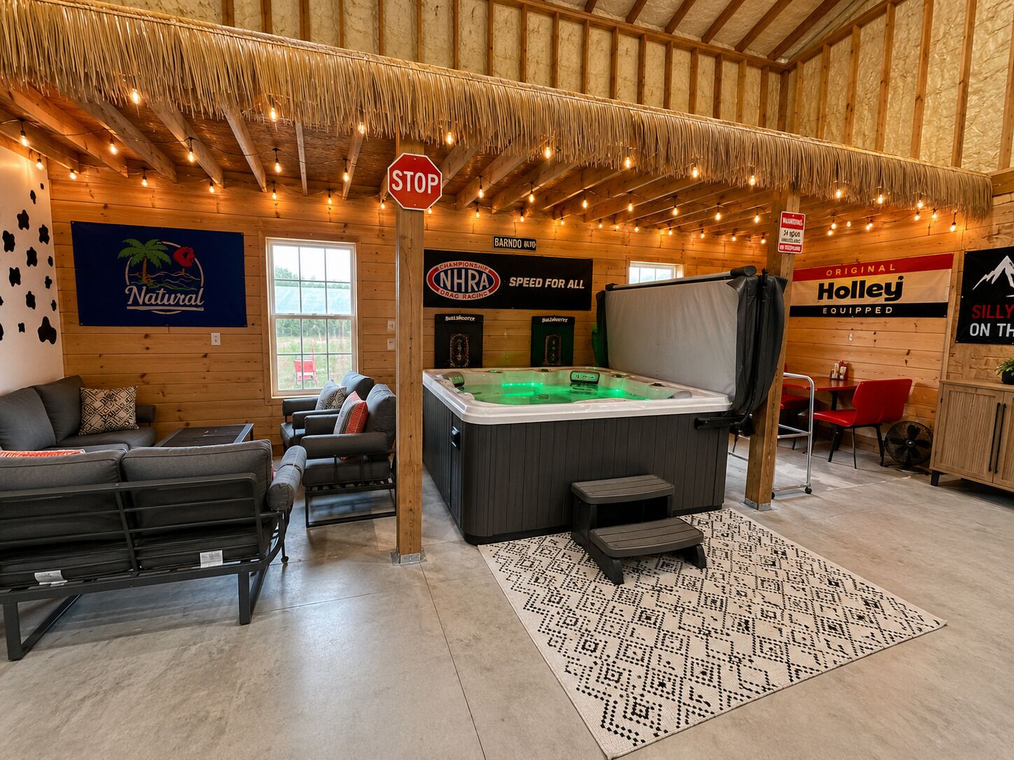 Un espace intérieur accueillant avec un jacuzzi, un canapé et un coin repas.