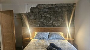 Deluxe Double Room, Hill View - The Hedgerow Kilshanny (Kilshanny)