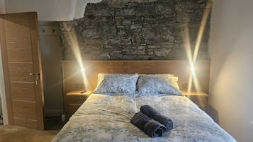 Deluxe Double Room, Hill View | Free WiFi