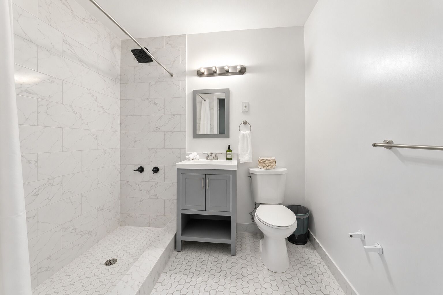 Secadora de cabello, toallas, jabón, papel de baño 