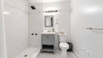 Secadora de cabello, toallas, jabón, papel de baño