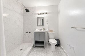 Secadora de cabello, toallas, jabón, papel de baño 