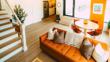 Smart TV, libri, biblioteca musicale, impianto stereo