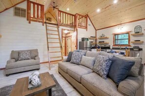 Smart TV - Cozy Family Getaway •1BR + Loft • Hot Tub (Broken Bow)