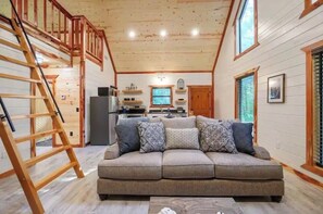 Smart TV - Cozy Family Getaway •1BR + Loft • Hot Tub (Broken Bow)