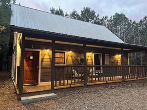 Exterior - Cozy Family Getaway •1BR + Loft • Hot Tub (Broken Bow)