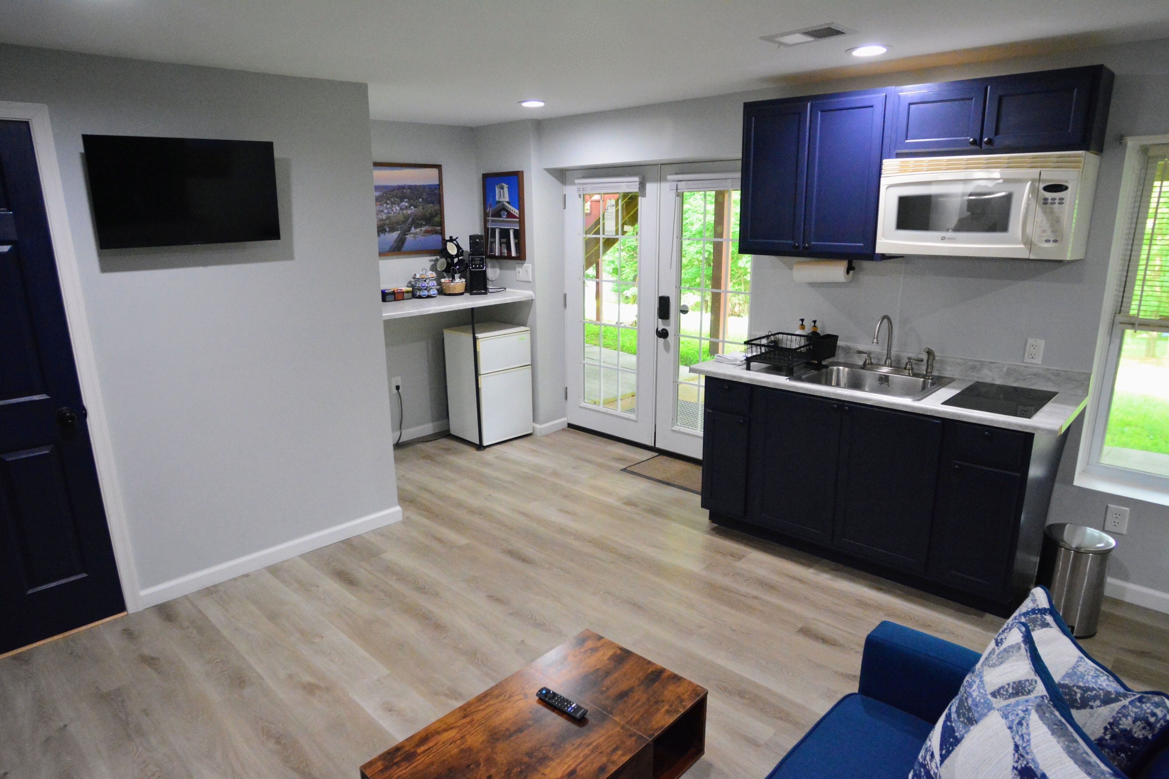 Coffee/tea maker, fridge, microwave, stovetop