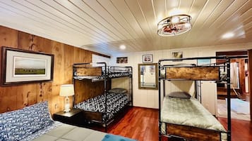 Een bureau, reisbedje, wifi, beddengoed