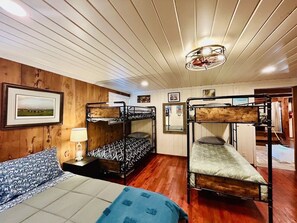 Desk, travel cot, WiFi, bed sheets