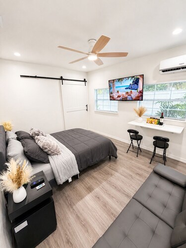 20 Min to Parks & Airport - 2 Guest - Free Parking