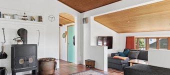 Fjord views and holiday comfort by the water