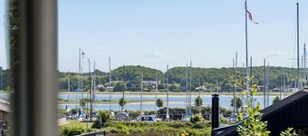 Vakantieplezier aan de fjord dichtbij het water