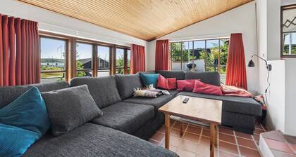 Fjord views and holiday comfort by the water