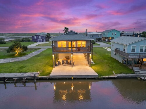 Canalfront Fishing Cottage | Sleeps 8 | Holiday Beach | Rockport