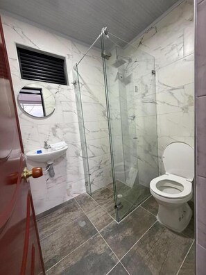 Buồng tắm vòi sen, đồ dùng nhà tắm miễn phí, khăn tắm, xà phòng 