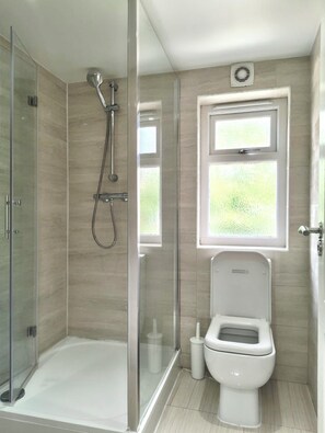 Haartrockner, Handtücher, Seife, Shampoo