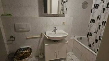 Haartrockner, Handtücher, Toilettenpapier