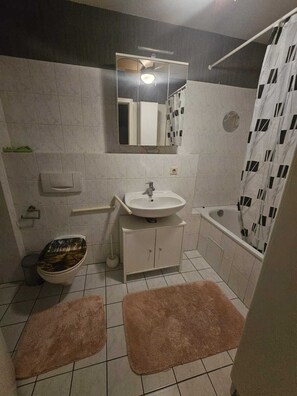 Haartrockner, Handtücher, Toilettenpapier