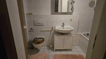 Haartrockner, Handtücher, Toilettenpapier