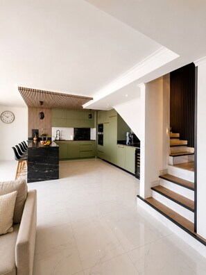 Smart TV - Sunny Algarve: Duplex with ocean views in Armação de Pêra. (Armação de Pêra)