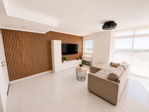 Smart TV - Sunny Algarve: Duplex with ocean views in Armação de Pêra. (Armação de Pêra)