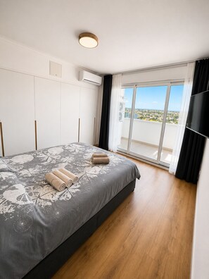 2 bedrooms, iron/ironing board, free WiFi, bed sheets - Sunny Algarve: Duplex with ocean views in Armação de Pêra. (Armação de Pêra)
