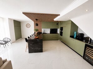 Coffee/tea maker, fridge, microwave, oven - Sunny Algarve: Duplex with ocean views in Armação de Pêra. (Armação de Pêra)