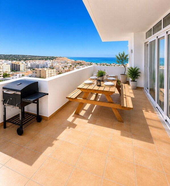 Outdoor dining - Sunny Algarve: Duplex with ocean views in Armação de Pêra. (Armação de Pêra)