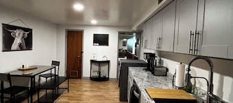Modern & spacious home~ new fully stocked kitchen, dog friendly, come relax.