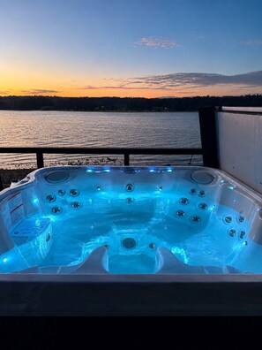 Outdoor spa tub - Selah Shores @ Hood Canal- Luxury Waterfront w/ Hot Tub (Belfair)