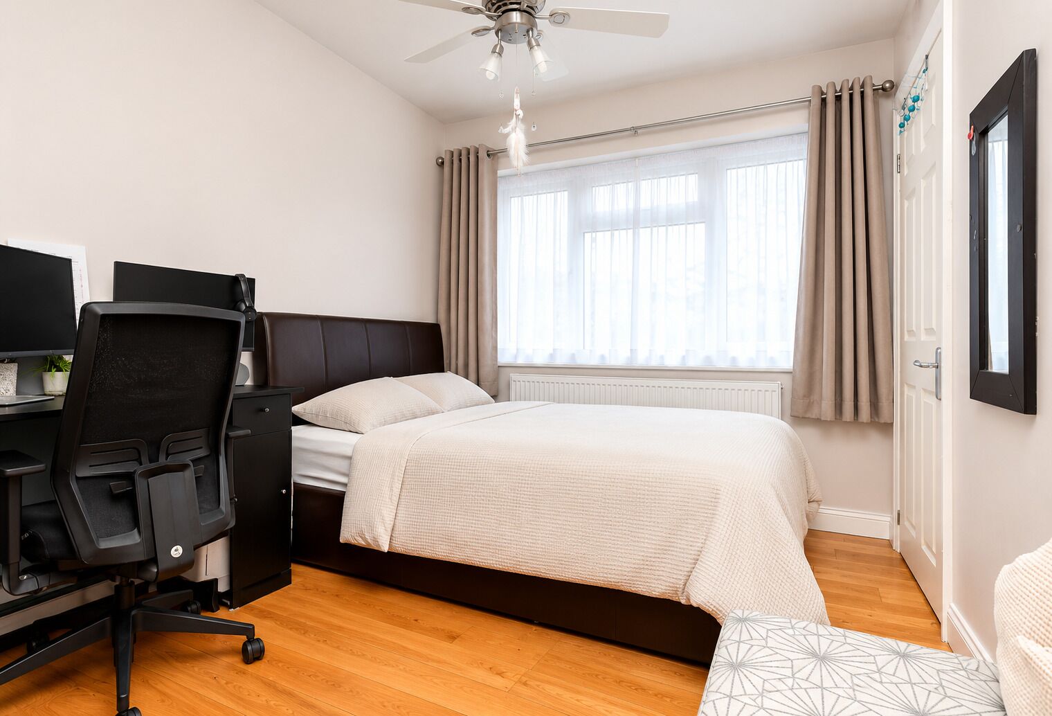 5 bedrooms, iron/ironing board, Internet, bed sheets