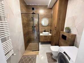 Deluxe Apartment, Patio, City View | Bathroom | Hair dryer, slippers, towels, soap - Golden Stay (Wrocław)