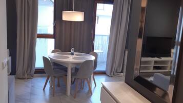 Comfort Apartment, Patio, City View | Dining
