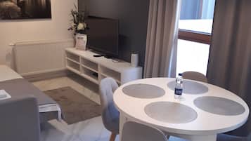 Comfort Apartment, Patio, City View | Dining
