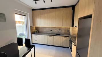 Deluxe Apartment, Patio, City View | Private kitchen | Fridge, microwave, oven, stovetop